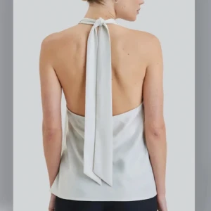 Satin blus - Säljer en oanvänd halterneck satin blus från BikBok med öppen rygg🤍 Köpt för 279kr, säljer för 189kr💓