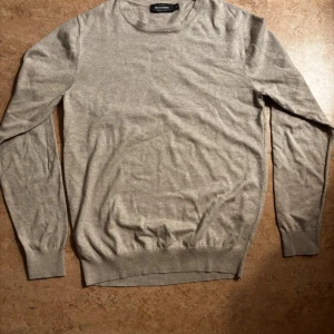 Dressman sweater - Säljer nu två dressman sweaters supima cotton som jag aldrig har använt, en beige och en brun. Jag säljer en för 400 två för 700. Om ni har några frågor komm pv!
