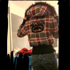 Ecko red/ unltd vinter jacka❤️ - Super vacker ecko red vinter jacka med svart fluffig krage och ecko red loggan på ryggen❤️