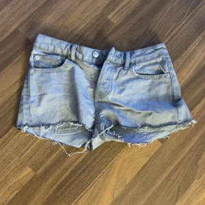Gråa jeans shorts - Knappt använda 