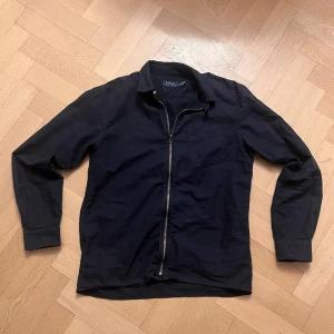 Polo Ralph Lauren Overshirt - Fräsh overshirt med dragkedja från Ralph Lauren. Storlek S i perfekt skick. Bara att höra av sig vid frågor eller funderingar🤝