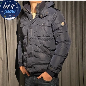 Moncler Jacka - En riktigt snygg och sällsynt moncler vinter jacka! Varm och skön, perfekt inför vintern! skicket är 9/10 det är strlk 3 vilket motsvarar S-M. Skriv vid funderingar eller frågor!
