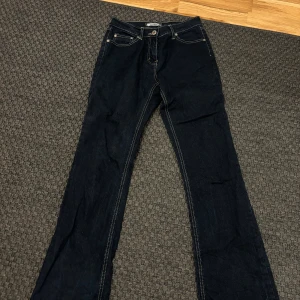 Mörkblåa utsvänga jeans - Jättefina utsvängda jeans. Inte så jätte stretchiga Skriv om det är något ni undrar💗