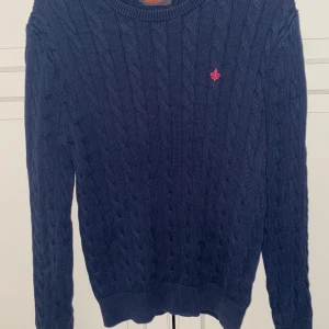 Morris Tjocktröja - Morris Tjocktröja Stickad - Mörkblå. Skick 9.5/10 Aldrig burit. Storlek M men passar lite mindre som man vill ha i stickade tröjor. Tar emot prisförslag.