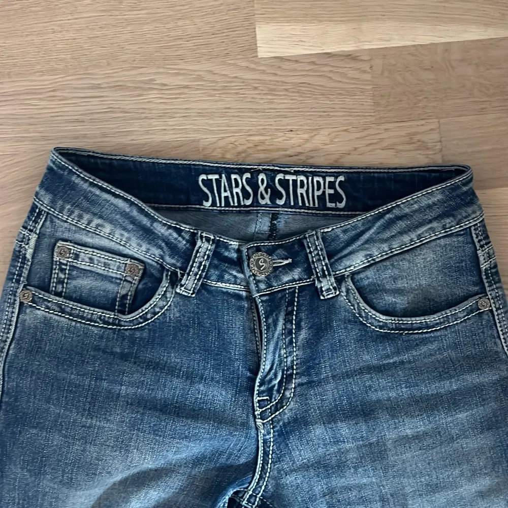 Jättesnygga jeans som är i jättebra skick. Innebenslängd är 78 cm. Jeans & Byxor.