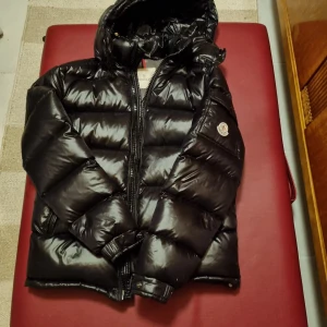 En moncler jacka är i bra shick anvönd 2 gånger  - En moncler jacka du kan skanna taggen  den är bara använd två gånger  Storlek xs Du betalar för frakt 