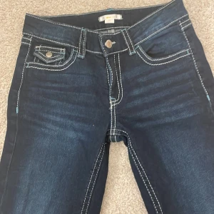 Lågmidiade jeans Gina tricot!💖 - Dessa jeans är från Gina. Superfina lågmidiade jeans använda en gång hemma. Jag är 175 och är något för korta. Säljer pga inte rätt storlek!❤️