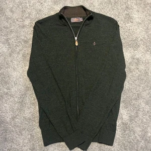 Morris Fullzip - Säljer denna riktigt snygga och fräsha morris tröja med fullzip | Skick 10/10 | Storlek: M passar även S | Nypris: 1899kr | Färg: Mörkgrön/Mörkgrå