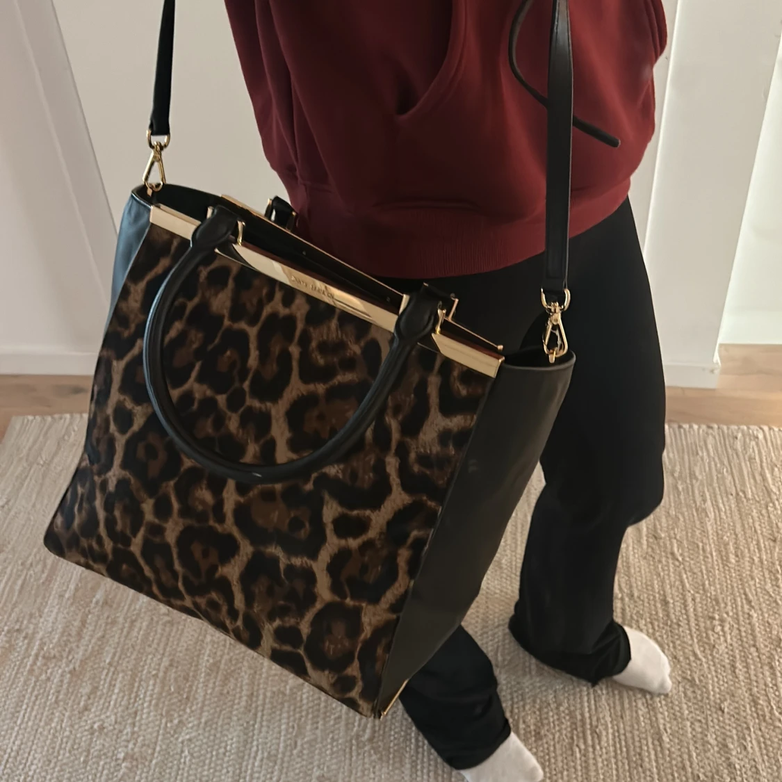Leopardmönstrad handväska från Michael Kors - 90