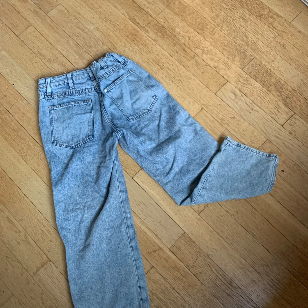 HM baggy jeans köpt för 429kr nypris, säljer dem för 200kr för att jag inte använt dem på ett tag. Storlek 152 men passar 158 rätt så bra. Inga defekter eller liknade. Skriv för mer bilder eller frågor!👍🏼. Jeans & Byxor.