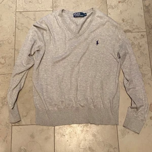 Ralph Lauren V Neck - Säljer denna Ralph Lauren V Neck tröjan i bra skick | storlek M | Pris: 300kr