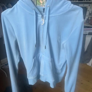 Juicy couture kofta - Jätteskön och fin kofta ifrån Juicy. Säljer för jag ej använder den så mycket längre. Den har två små fläckar så jag säljer de för ett billigare pris.  Nypris 1200kr