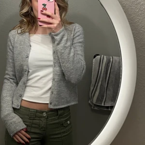 Stickad grå kofta från ginatricot - Stickad grå kofta från Gina. Blivit lite lurvig i tyget, men är i fint skick🩷 så söt kofta.