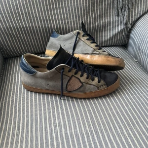 Philippe model skor - Ett par grå/blå Philippe model skor i storlek 41 (passar 42).  Skicket är 8/10, så gott som nya och nypriset ligger för dessa på 3 800kr. Vi säljer våra för 1 800, priset kan förhandlas vid snabb affär. Tveka inte på att höra av er om ni har frågor!