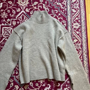 Stickad ulltröja  - Stickad ulltröja i 100% ull. Oanvänd. Nypris 670kr