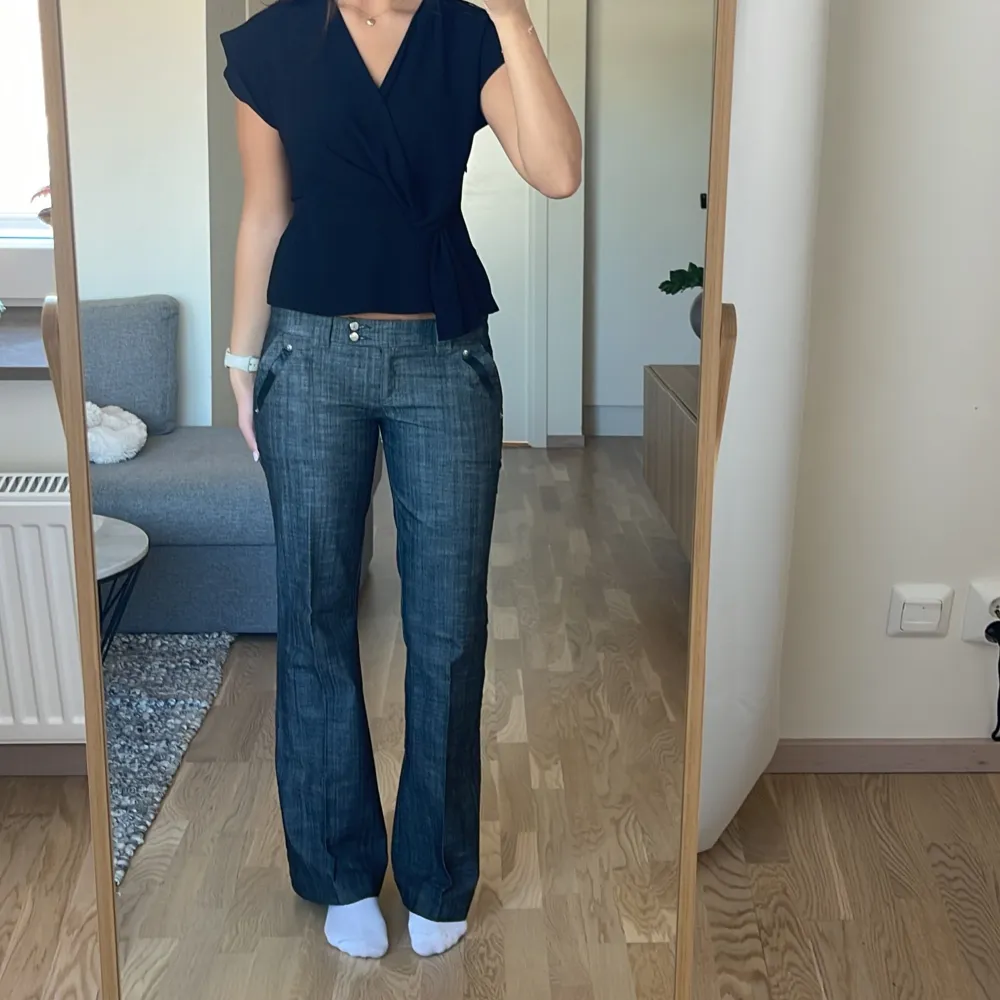 Märket är Orsay! Jag är 177. Midja: 43cm Innerben: 79cm. Jeans & Byxor.