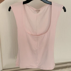 Linne - Ljusrosa linne/tshirt. Storlek S. Nyskick.