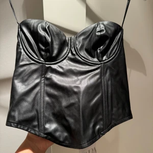 Topp - Helt ny fakeskinn-topp från Zara. 
