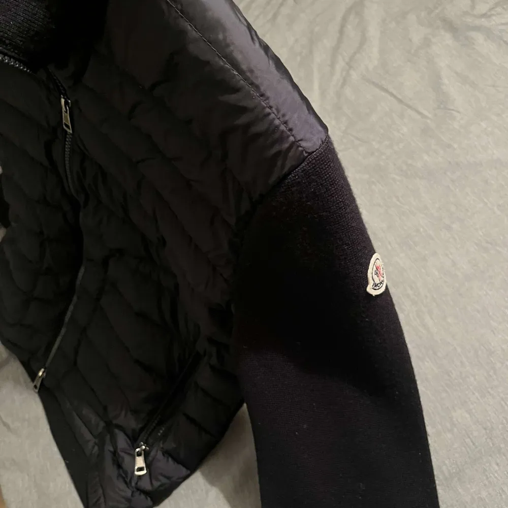 En skitsnygg moncler cardigan perfekt till hösten i alla tillfällen. Jackan är sparsamt använt och inga defekter, hål eller andra skador. Hör av dig för fler frågor eller funderingar!😃 . Jackor.