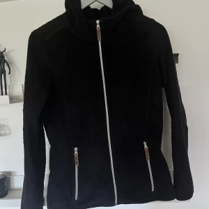 Fleecejacka - Storlek M  Något har trådat sig på baksidan, kanske går att bara klippa av och lappen på ärmen har börjar släppa men inget som påverkar funktionen.  