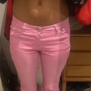 rosa jeans  - Rosa jeans från Monki. Köpte för 500kr nypris och de är alldeles oanvända. Endast använda för fotot. Super fina 