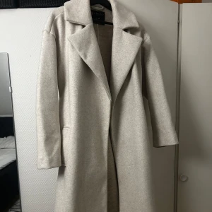 Beige/vit kappa - En beige/vit kappa med slits där bak. Sitter super fint på. Passar för Xs/S. Pris kan absolut diskuteras. 