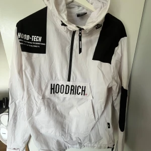 Hoodrich jacka - En vind jacka somr mycket varm och som tål mycket vind, den är M men passar L, skick 9/10, pris kan diskuteras vid snabb affär!