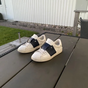 Valentino  - Tjenare, här har vi ett par mörkblåa valentinos🙌🏻 tyvärr så följer inget og med. Dom har några slitningar men inget större👍