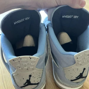 Jordan 4  - Säljer mina Jordan 4 helt oanvända med box och allt till.  Storlek 44,5 men sitter som 44