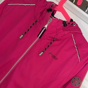 Jätte fin och ny pikeur rid jacka - Tunn och fin helt ny pikeur jacka som jag aldrig har använt då färgen inte passade mig. Mjuk och fin tunn jacka med bra fickor och ett elastiskt band som man kan justera som man vill ha den. Den är liten i storleken, den passar XS, S & M