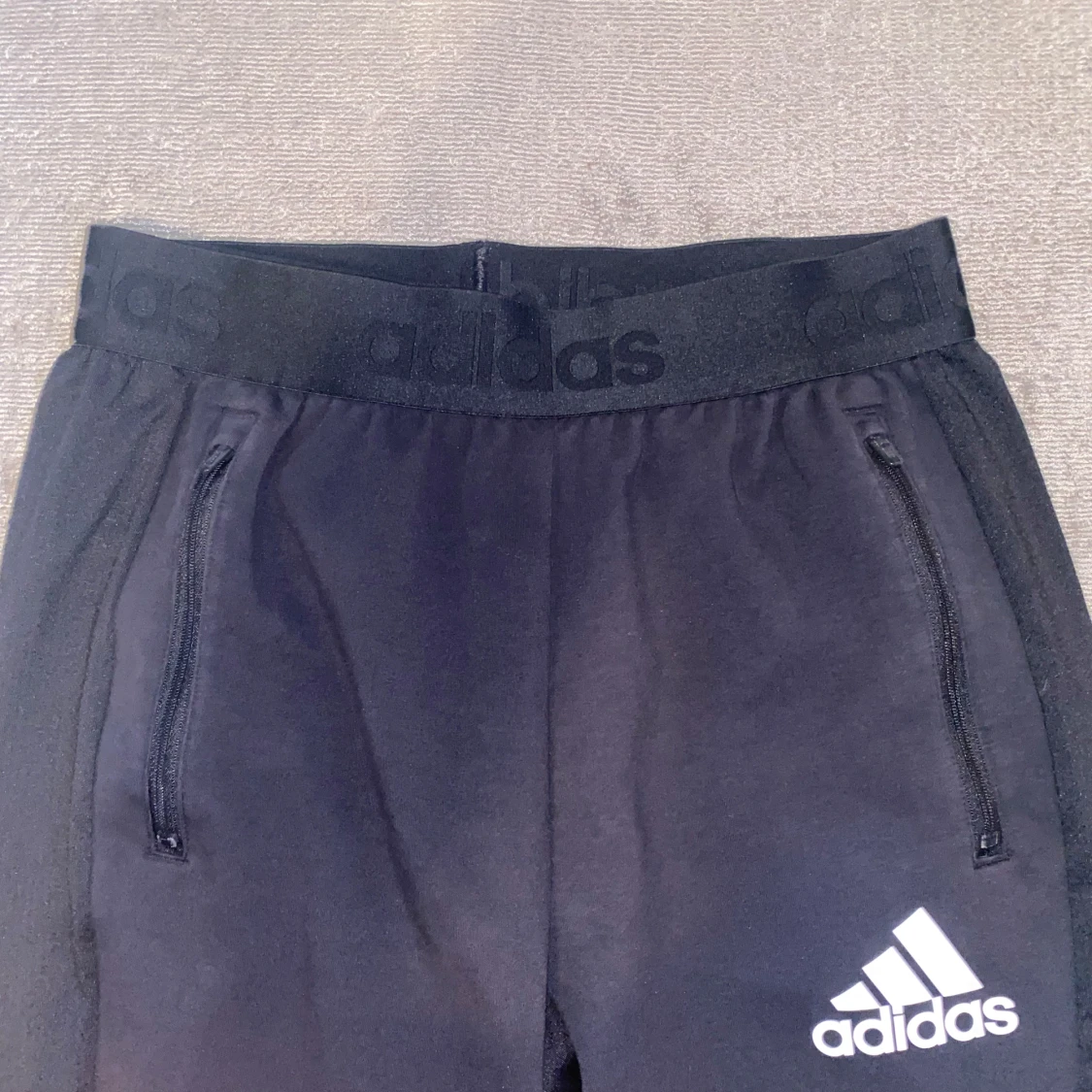 Svarta mjukisbyxor från Adidas - 90