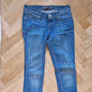 Lågt skurna jeans från Levi i modell Demi curve