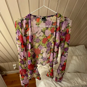 Blommig knyt blus - Blommig knyt blus från Ginatricot i strl S!! Aldrig använd!!🌺