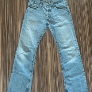Lågmidjade Levis jeans - Så himla snygga Levis jeans med slitningar längst ner (bild 4, enda defekten men gör dem coolare!) tyvärr för små för mig så har ej bild med dem på 🍓 W 29 L 32 (passar 160-170)