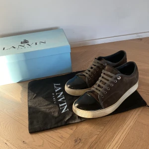 Lanvin - Ett par skit snygga lanvins. Färgen är dark grey o har lite heeldrag. Storlek: 41/42. Ny pris 4500. De ingår box, dustbag o nya skosnören.