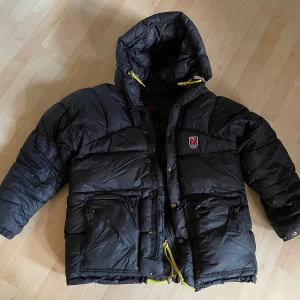 Fjällrävenjacka  - Säljer min fjällrävenjacka då jag känner för något nytt iår. Hör gärna av er vid frågor. 