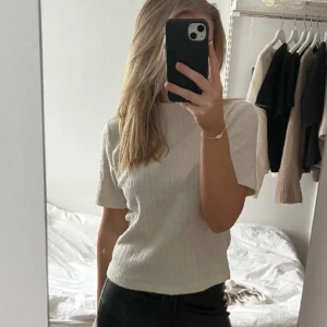 Beige blus - Säljer denna fina blus eftersom att den inte kommer till användning. Använd fåtal gången så den är som ny💖