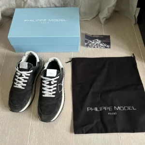 Philippe model  - Säljer dem hår fräscha Philippe modellsen. Skick 9/10 mockan är lite sol blekt men syns bara i solen, tro mig. Priset går att diskutera. Köp gärna