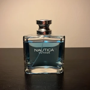 Nautica Voyage Parfym - Nautica Voyage parfym, ca 90/100ml kvar, nypris 230kr, mitt pris 90kr. Den har några år på nacken. 