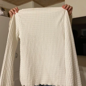 Vit långärmad tröja - Vit långärmad tröja i virkat material 💞