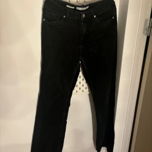 Svarta jeansbyxor - Snygga svarta jeansbyxor med en klassisk design. De har en flare passform och är perfekta för en stilren look. 