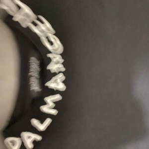 Svart t-shirt från Palm Angels - Snygg svart t-shirt från Palm Angels med vit textdetalj. Perfekt för en stilren och modern look. T-shirten har en klassisk passform och är tillverkad i mjukt material för extra komfort.