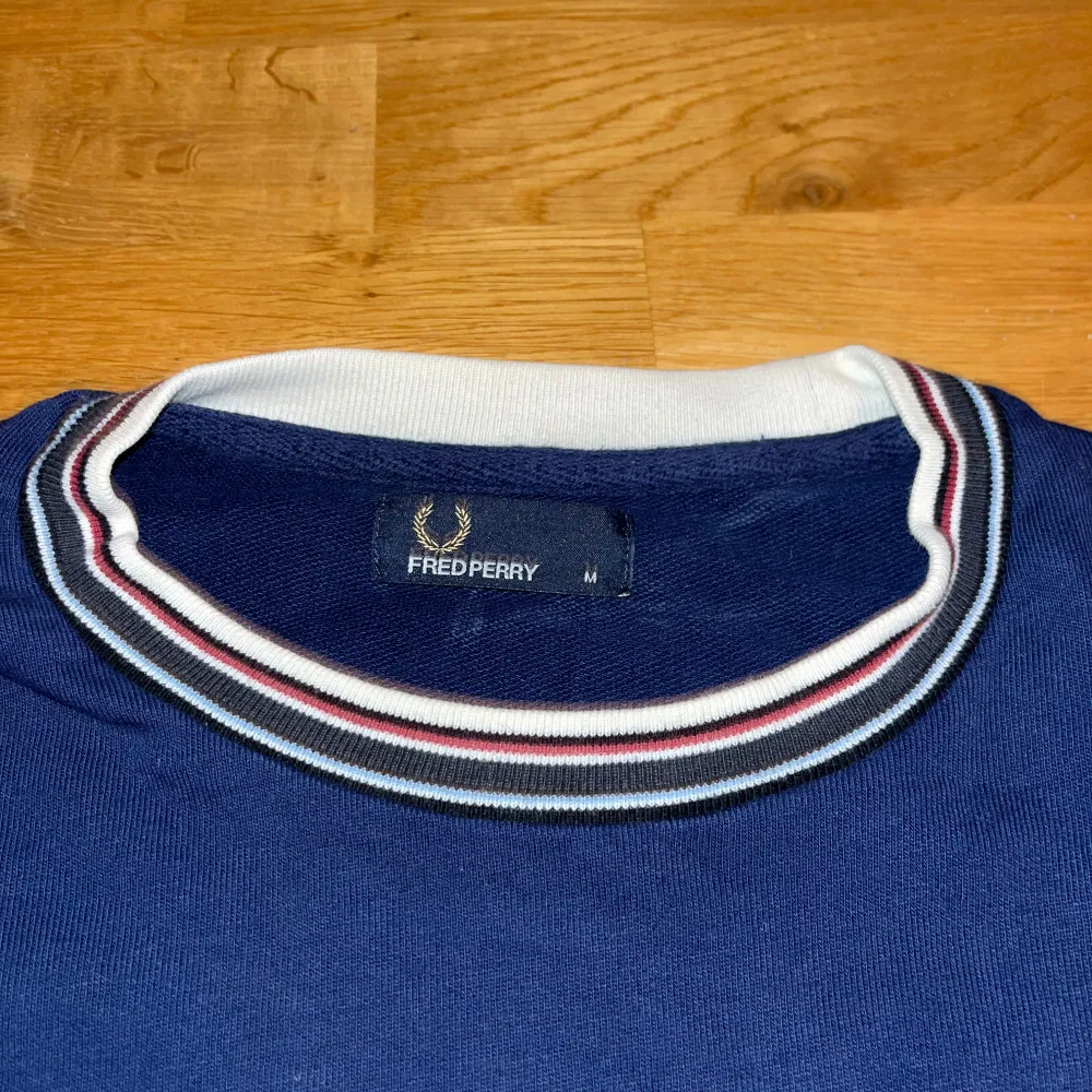 Jättesnygg Fred Perry sweatshirt med fett mönster vid handledarna och nacken, inga defekter alls ✅ Skriv om du har någon fråga!. Neuletakit & Villapaidat.