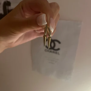 Guldörhängen från Edblad 🥰 - Snygga guldörhängen från Edblad med små svarta stenar på. Jättesöta för att piffa upp en outfit 💕 säljer eftersom jag inte använder dem längre, de är i jättebra skick! 🥰