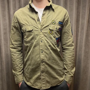 Zadig Voltaire overshirt - En super go overshirt från Zadig Voltaire i strl 40 vilket motsvarar M | Modellen på bilden är 184 cm lång |