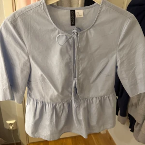 Blå blus - Jag säljer denna eftersom att jag int tycker att jag passar i den tröjan, den är dock fin på andra❤️