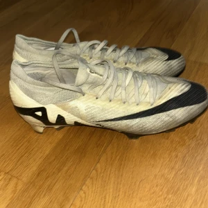 Vita och svarta fotbollsskor från Nike - Riktig feta Nike mercurial vapor 15 pro lemonad/svart färg 🌟