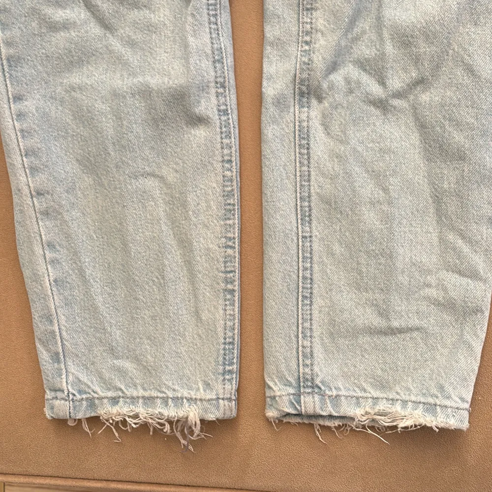Snygga ljusblå högmidjade jeans från Riot, köpta på Nelly. De har en avslappnad passform och slitna detaljer vid fållen.. Farkut & Housut.