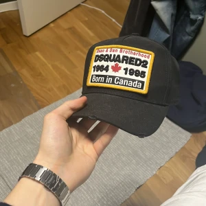 Dsquared 2 keps - Skriv vid fårgor