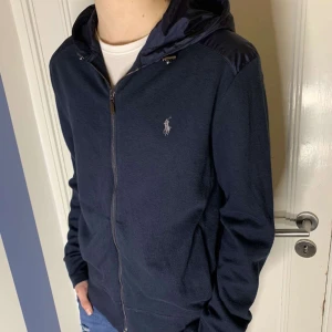 Ralph lauren cardigan  - Fet cardigan med luva ifrån Ralph lauren. Originalstorleken är M men sitter mer som S, modellen är 177 väger 64,5 men passar även passa större. Sjukt ovanlig cardigan och är riktigt svår att få tag på, hör av er vid funderingar. //Armadio